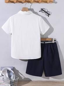 SHEIN 两件套男童 Polo 领短袖衬衫和马匹图案腰带装饰短裤，绅士风格，适合通勤、上学、日常休闲、大学、运动、春夏穿着。 - 彩色 - 查看 2