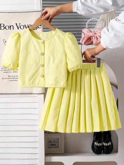 SHEIN 两件套少女休闲优雅黄色提花针织上衣搭配白色亮面提花珍珠纽扣开衫和百褶裙套装，适合外出穿着。