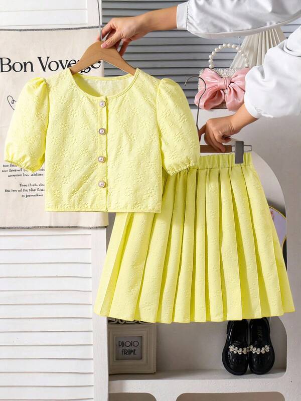 SHEIN סט של 2 בנות זוג, טופ סרוג אקארד צהוב אלגנטי, עם קרדיגן לבן מבריק עם כפתורי פנינים וג'קפלים, מתאים לטיולים