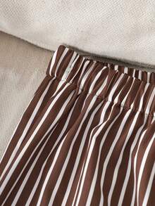 SHEIN 两件套，超赞的少女套装！米色T恤上衣+条纹休闲直筒裤，简约宽松版型，舒适显瘦，可爱的熊印花细节，适合日常穿着或休闲居家，轻松打造时尚造型~ - 棕色 - 查看 3