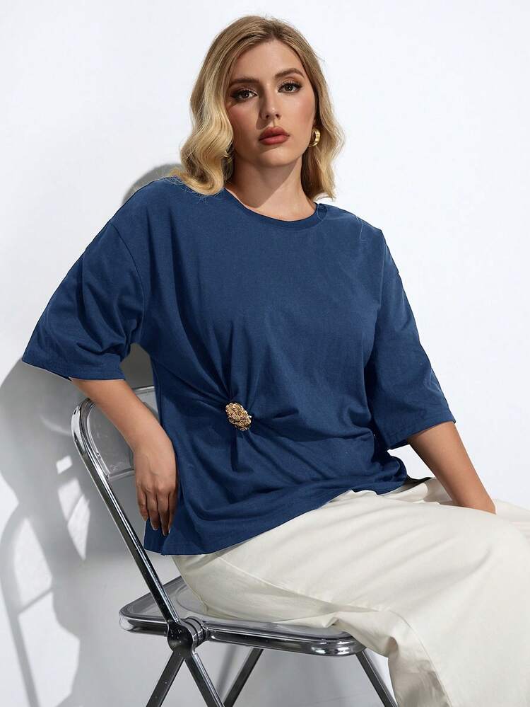 SHEIN Maija 2026 Women's Plus Summer Short Sleeve Round Neck T-Shirt, Blue Metal Buckle Color Blocking, Modern Blouse With Garterized Waist Asymmetric Design, Mid-Sleeve T-Shirt, Minimalist Fashion, Urban Commute, Elegant, Suitable For Teacher's Day, Summer, Urban Vacation, Island Vacation, Island Music Festival, Basic Outerwear St Patrick's Day Women Easter Summer Party Top Beach Holiday Vacation Going Out Graduation Women's