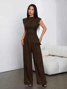 SHEIN PETITE 卡其色简约优雅休闲通勤办公套装：无袖不对称褶皱腰身女士衬衫 + 常规褶皱阔腿女士长裤，亚麻通勤套装，女士沙滩装，机场装，度假装，教师装 - 棕色 - 查看 3