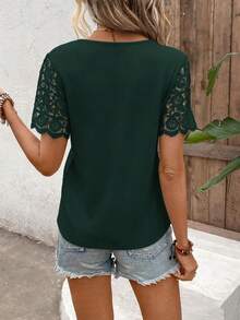 Breezaya 纯色蕾丝拼接镂空领口透视优雅短袖T恤 - 墨綠色 - 查看 2