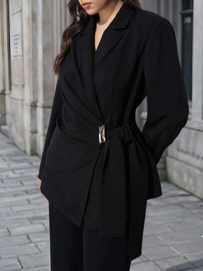 Maija 2026春夏新款大码黑色西装外套，不规则侧边系带金属扣设计，裹身式休闲商务办公女装，宽松舒适，现代优雅都市浪漫高贵复古风，适合婚礼宾客、生日、商务、休闲、约会、派对、情人节等场合。