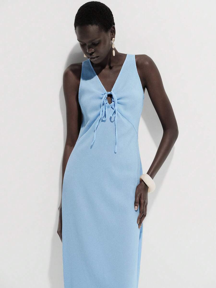 Lumivelle 女士优雅纹理V领褶皱无袖中长连衣裙，适合夏季度假 - 淺藍色 - 查看 1