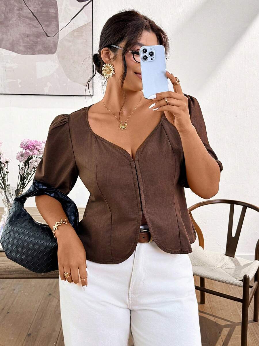 Lounesse Camisa de Manga Curta com Cintura Marcada e Gola em Formato de Coração na Cor Marrom, Camisa Versátil de Estilo Vintage Plus Size para Uso Diário e Trabalho - Castanho - Visão 1