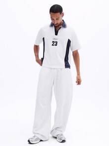 SUMWON Polo de corte caja para hombres con bloques de color, paneles contrastantes en azul marino y estampado del número 23 - Blanco - Ver 3