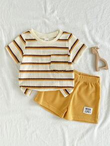 SHEIN Playful Pals 2件套幼儿男童时尚黑白条纹华夫格针织面料口袋圆领短袖T恤和黑色弹力腰字母贴片短裤套装，夏季 - 黃色 - 查看 4
