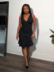 Tyla Gomez 女士深 V 领褶饰荷叶边迷你连衣裙，适合假期和约会 - 黑色 - 查看 1