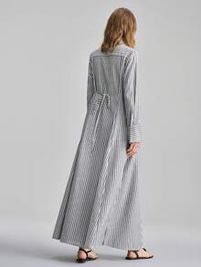 Ontre 2026春夏新款女士梭织连衣裙，条纹设计，黑白配色，宽松A字廓形衬衫裙，适合情人节、婚礼季、节日庆典、独立日等场合，打造都市时尚简约通勤风。 - 黑與白 - 查看 3