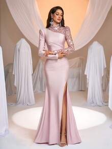 Aureia Sang trọng, quyến rũ và thời thượng, chiếc đầm dệt kim co giãn màu hồng đậm đính sequin và thêu này có cổ đứng nhỏ, tay phồng dài, chất liệu vải mỏng nhẹ với những nếp gấp toàn thân và đường xẻ tà đuôi cá. Phù hợp cho mọi dịp trang trọng, dự đám cưới và những buổi dạ hội cầu kỳ. - Bụi hồng - Xem 9
