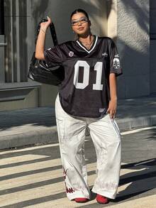 SHEIN EZwear Plus size 여성 여름~초가을 캐주얼 스포츠 감성 티셔츠, Lucky Number 01, California 레터 프린트, 새틴 & 메쉬 소재, V넥, 드롭 숄더, 릴랙스 핏, 긴 기장, 야구 져지 - 블랙 - 보기 5