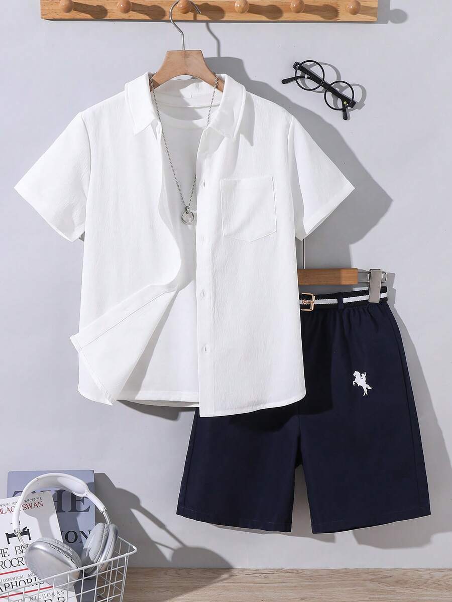 SHEIN 两件套男童 Polo 领短袖衬衫和马匹图案腰带装饰短裤,绅士风格,适合通勤、上学、日常休闲、大学、运动、春夏穿着。 - 彩色 - 查看 1