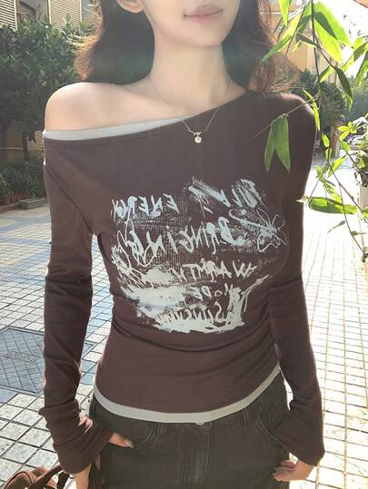 DAZY تي شيرت أنثوي بطباعة حرف إنجليزي وألوان متباينة، أكمام طويلة وكتف غير متماثل، ربيع/صيف