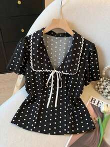 SHEIN Frenchy 女士复古优雅波点印花泡泡袖系领衬衫，夏季，优雅黑色波点系领短袖衬衫，适合夏季穿着，约会和日常穿着皆宜。夏季假期、情人节、派对、外出上衣、度假休闲衬衫、Y2K风格、波点上衣、黑色衬衫 - 黑色 - 查看 1
