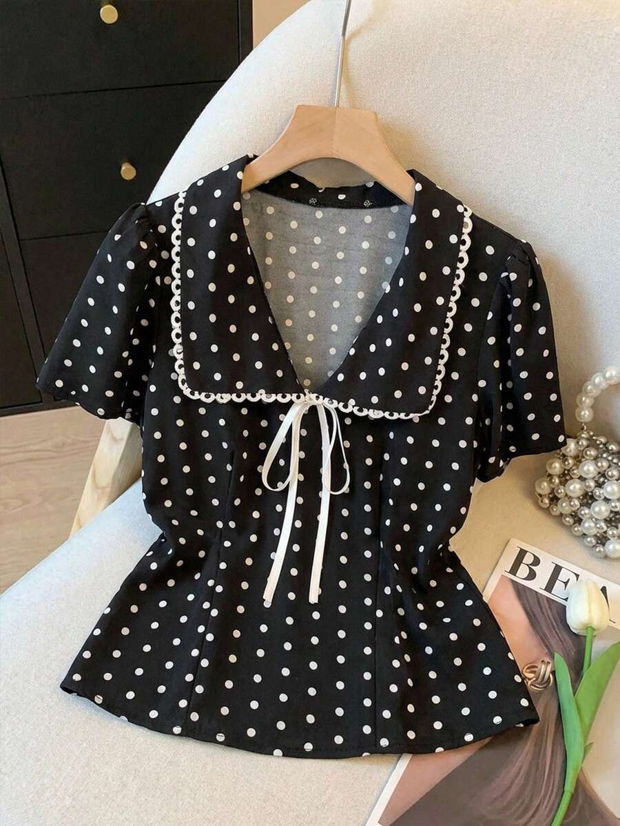 SHEIN Frenchy 女士复古优雅波点印花泡泡袖系领衬衫，夏季，优雅黑色波点系领短袖衬衫，适合夏季穿着，约会和日常穿着皆宜。夏季假期、情人节、派对、外出上衣、度假休闲衬衫、Y2K风格、波点上衣、黑色衬衫 - 黑色 - 查看 1
