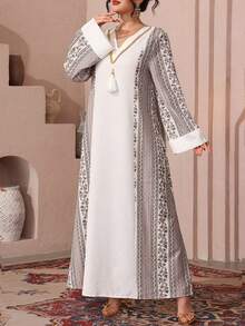 Al Najma Vestido de talla grande con parches de unicolor, cuello floral y ribete de cinta dorada - Multicolor - Ver 7