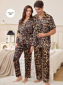 CoupledUp Bộ đồ ngủ tay ngắn cổ bẻ họa tiết da báo, viền satin phối màu tương phản dành cho nam giới. - Nhiều màu - Xem 6