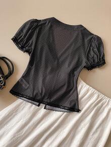 SHEIN Unity Áo sơ mi nữ mùa xuân/hè mới với họa tiết chấm bi và hoa bạc, phối ren, kiểu dáng retro học thuật thanh lịch, thích hợp cho các buổi tiệc tùng theo phong cách Anh Quốc cổ điển, phù hợp cho lễ hội âm nhạc, đi làm trong thành phố, nơi công sở. - màu đen - Xem 6