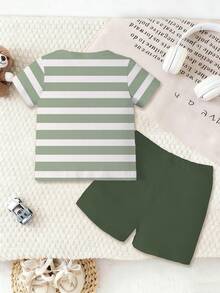 SHEIN Playful Pals Set de 2 piezas de camiseta de manga corta con cuello redondo y estampado de oso y rayas + pantalones cortos azul marino para bebé niño, adecuado para salidas en verano - Multicolor - Ver 2