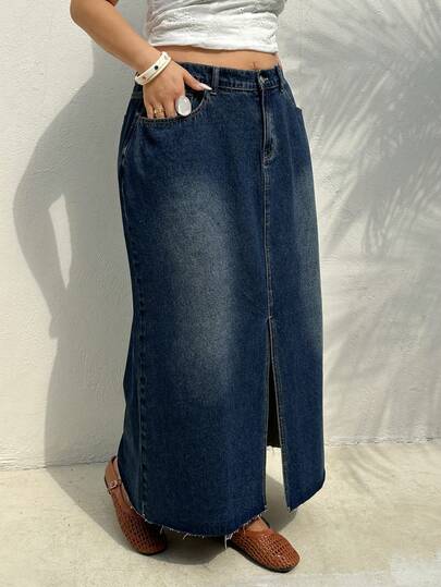 Dazy Plus Chân váy maxi denim dáng rộng màu xanh đậm, rách nhẹ, xẻ tà phía trước, thích hợp cho kỳ nghỉ xuân/hè.