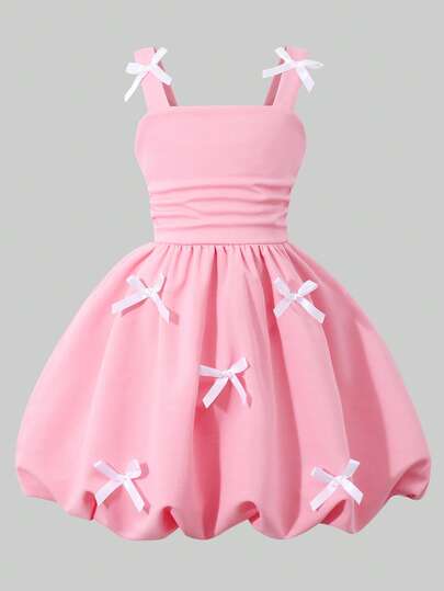 小女孩甜美可爱连衣裙，饰有3D蝴蝶结，吊带腰部褶皱裙摆，轻盈休闲夏季度假连衣裙