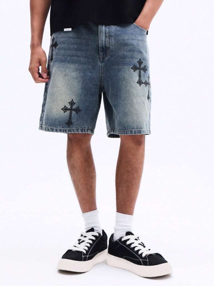 Short en jean délavé vintage avec broderie croix