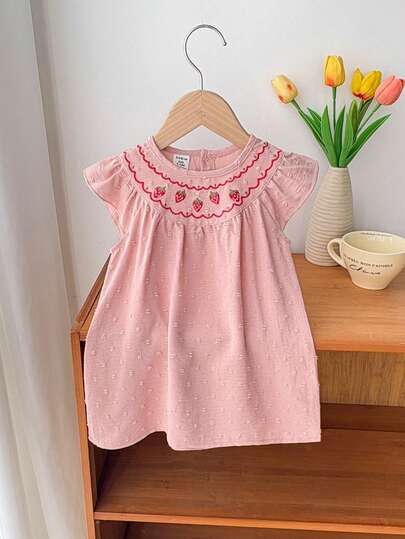 Vestido casual de verano para niña pequeña con cuello redondo, mangas cortas y bordado de fresa, adecuado para actividades al aire libre, campamento y uso diario