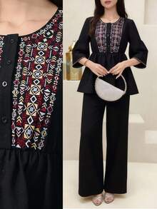 Al Najma 女士几何刺绣七分喇叭袖娃娃衫上衣及宽松阔腿裤阿拉伯风格套装，春夏秋季 - 黑色 - 查看 1