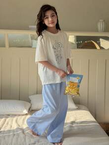 DAZY Conjunto de pijama de niña preadolescente con parte superior de manga corta con estampado de dibujos animados y pantalones a rayas para primavera - Azul y blanco - Ver 2