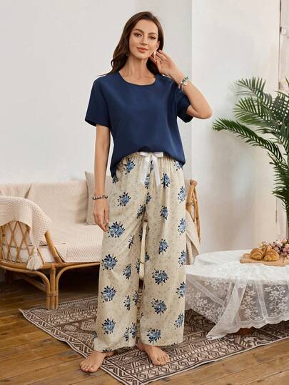 SHEIN 2pcs Bubble Crinkle Solid Color Loose Fit Round Neck Short Sleeve Top And Floral Print Wide Leg Pants Pajama Set