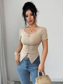 Elenzga Camiseta feminina elegante de manga curta, ajustada, com bainha assimétrica e detalhes metálicos, em cor sólida, versátil e minimalista, ideal para primavera/verão. - Caqui - Ver 4