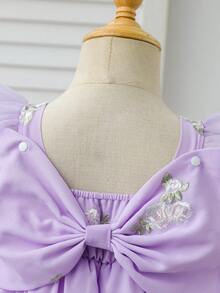 Souflis Souflis 女婴荷叶边吊带花朵蓬蓬A字连衣裙。采用荷叶边吊带设计，后背饰有3D蝴蝶结，蓬蓬A字灯笼裙摆，既保证了宝宝活动自如，又展现了优雅气质。适合外出、朋友聚会和家庭庆典等场合，让您的宝宝成为众人瞩目的焦点。 - 紫色 - 查看 5
