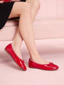 CUCCOO DOLLMOD 红色亮面芭蕾舞鞋，蝴蝶结装饰，休闲一脚蹬款式，可爱甜美学院风，适合约会和通勤。 - 酒紅色 - 查看 4