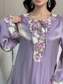 Al Najma Vestido casual de estilo árabe con cuello de corbata y aplicaciones para mujer de talla grande - Morado - Ver 1