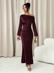 SHEIN PETITE 简约高品质塔夫绸不对称领口褶皱喇叭袖及地鱼尾裙，适合情人节、婚礼等场合穿着。 - 紫紅色 - 查看 6