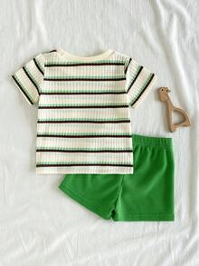 SHEIN Playful Pals 2件套幼儿男童时尚黑白条纹华夫格针织面料口袋圆领短袖T恤和黑色弹力腰字母贴片短裤套装，夏季 - 綠色 - 查看 3