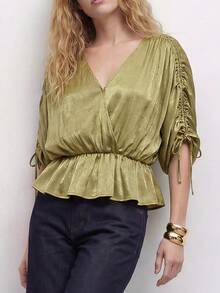Maija Blusa de mujer con cuello en V y fruncido, diseño de cintura en línea A, corte holgado sin mangas, adecuada para vacaciones en la playa, blusa de satén de color verde oliva con cuello en V para mujer, blusa de seda de color verde del ejército para el Día de San Patricio, Pascua y verano, blusa casual para mujeres para fiestas, vacaciones en la playa, graduación y salidas - Verde militar - Ver 6
