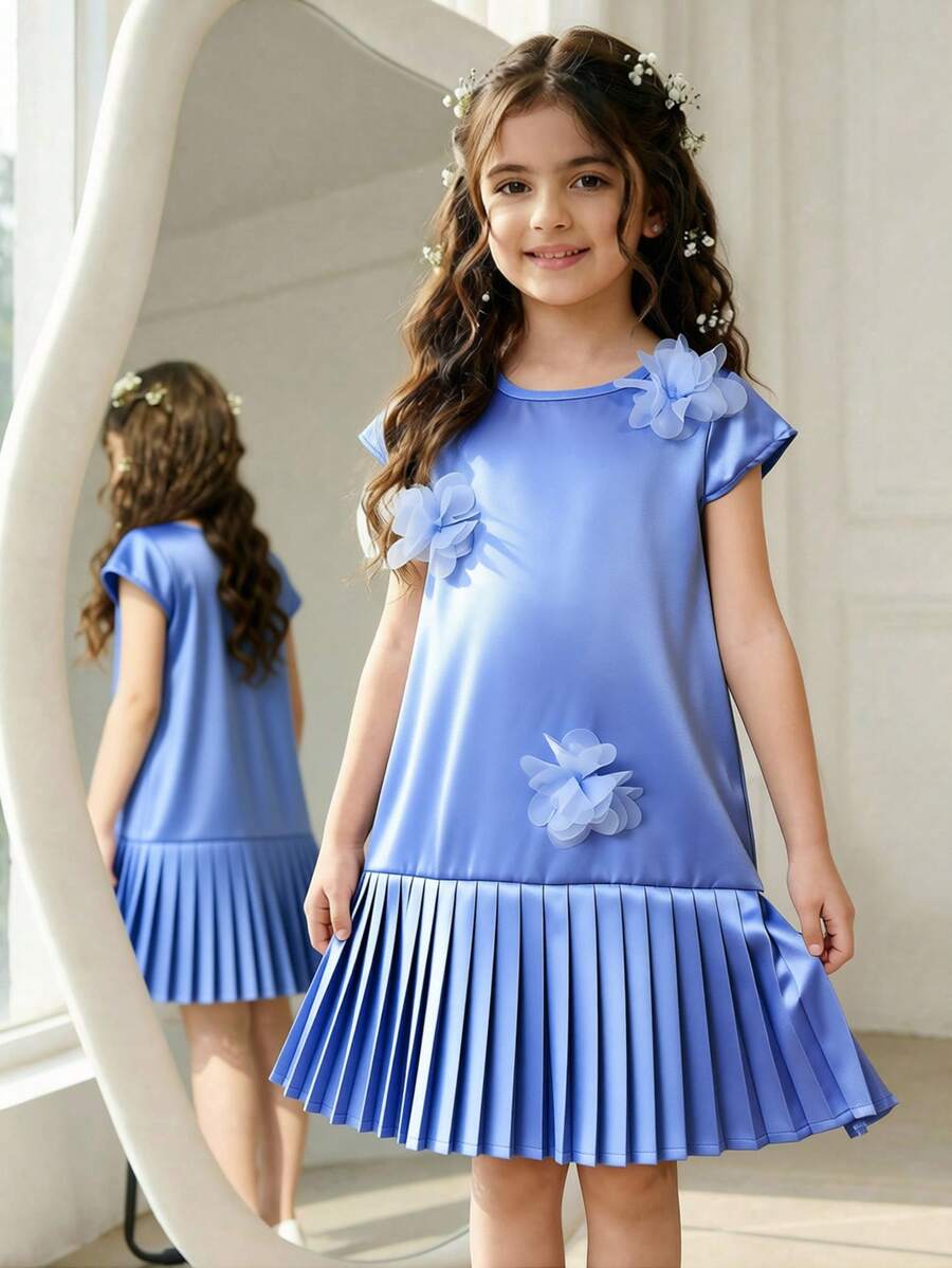 SHEIN Vestido azul para niñas, de tela suave y brillante, cuello redondo, manga corta, decoración floral, falda plisada, diseño ajustado y lindo, ligero, adecuado para uso diario, parque, actividades interiores en primavera/verano - Azul - Ver 1