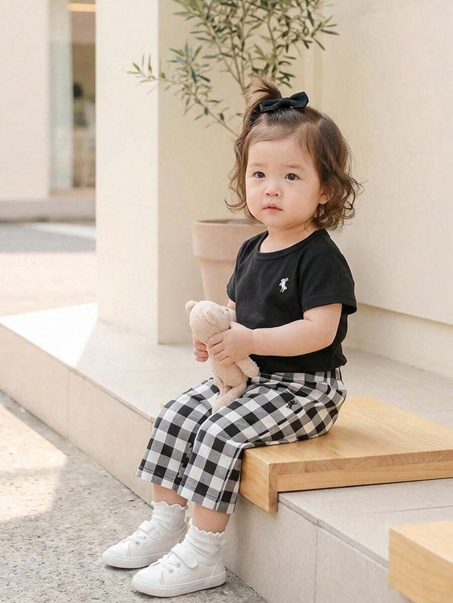 SHEIN 两件套女童夏季时尚简约街头风白色短袖T恤（黑色刺绣装饰）搭配杏色条纹裤，适合日常上学穿着