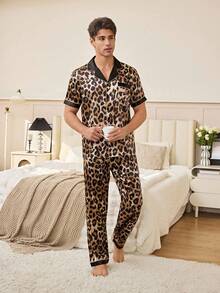 CoupledUp Bộ đồ ngủ cardigan và quần pajama nam bằng chất liệu giả lụa in họa tiết da báo toàn thân. - Màu nâu  Mocha - Xem 4