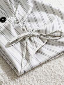 GlowEve Chemise élégante et décontractée pour femmes avec col en V, rayures et décoration de boutons, épaules larges et ourlet à volants - Nude - Voir 6