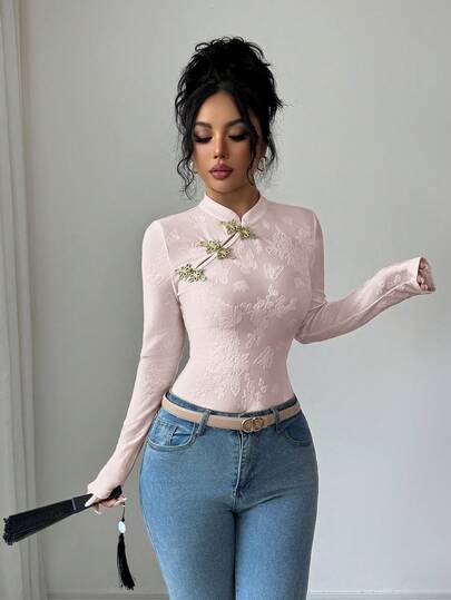 SHEIN Elenzya Áo thun nữ tay dài cổ sườn xám dáng suông thanh lịch, chất liệu vải jacquard co giãn, điểm nhấn là cúc vàng trang trí, họa tiết bướm, phù hợp cho phụ nữ từ 20-35 tuổi trở lên, mặc hàng ngày, công sở, đi làm (Họa tiết ngẫu nhiên)