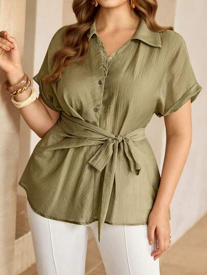 Roveilla Casual shirt met V-hals, ruches en textuur, geschikt voor grote maten, met korte mouwen.