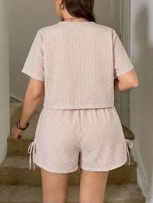 SHEIN LUNE 大码女式格子印花返校套装，女士前系带衬衫，商务休闲，适合曲线身材，搭配短裤，返校季两件套，秋季女装，复古富贵风格 - 卡其色 - 查看 2