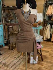 Franclia Đầm ngắn tay lệch vai dành cho nữ năm 2026, chất liệu vải dệt họa tiết, xếp ly với cúc kim loại không đều, phong cách tối giản thường ngày cho công sở và kỳ nghỉ. - màu nâu - Xem 1