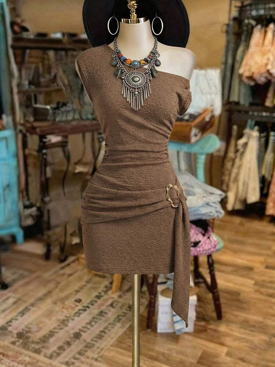 Franclia Đầm ngắn tay lệch vai dành cho nữ năm 2026, chất liệu vải dệt họa tiết, xếp ly với cúc kim loại không đều, phong cách tối giản thường ngày cho công sở và kỳ nghỉ. - màu nâu - Xem 1