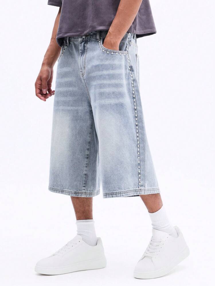 Calça Denim clara com tachas e detalhes em strass