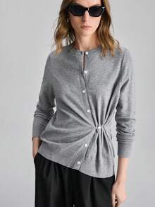 Ontre Áo khoác cardigan nữ 2026ss màu xám nhạt, thoải mái, thoáng khí, chất liệu thân thiện với da, dáng ôm, vai hơi trễ, tay dài, thiết kế cài nút phía trước, cổ áo bất đối xứng, phong cách thời trang đô thị hiện đại, trang phục công sở thường ngày, phong cách cổ điển tinh tế, phù hợp cho người đi làm, đi du lịch biển, dự đám cưới ở Trung Đông, cảm giác sang trọng tối giản, áo cardigan nhẹ đa năng, thiết kế đặc biệt cho ngày Valentine, cao cấp, thanh lịch, trang phục du lịch cổ điển cho khách dự đám cưới. - Xám - Xem 8