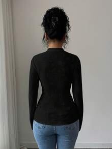 SHEIN Elenzya 女士休闲提花弹力面料优雅修身旗袍领长袖T恤，饰以金色纽扣和蝴蝶图案，适合20-35岁以上女性日常穿着、办公、通勤（随机印花），春秋冬季款。 - 黑色 - 查看 2